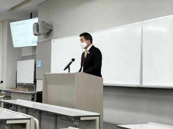 祝辞を述べる町長