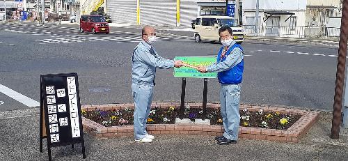 議員と職員による道路清掃