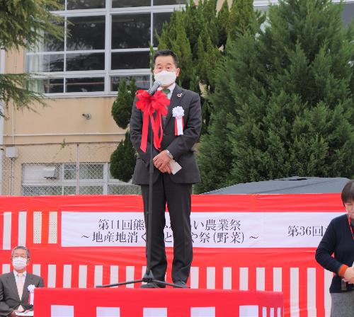農業祭開会のあいさつをする町長