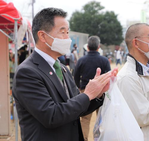 農業祭ステージイベントを鑑賞する町長