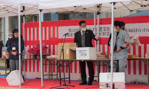 抽選会のプレゼンテーターをする町長