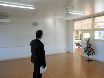 東保育所のLED照明を視察する町長