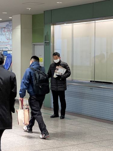 熊取駅で広報くまとり2月号を配布する町長