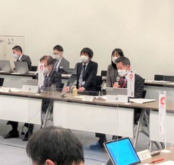 会議で発言する町長