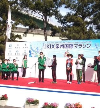 入賞選手へのプレゼンターをする町長