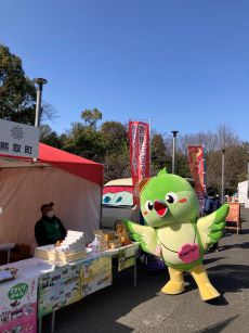 熊取町ブースでポーズをとるメジーナちゃん