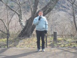 挨拶する町長