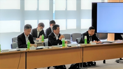 懇談会で発言する町長