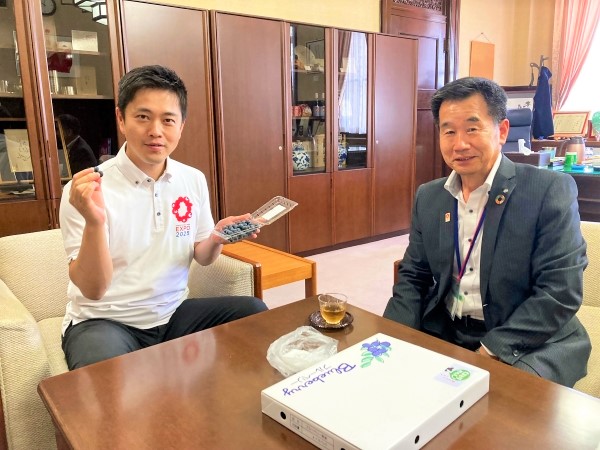 熊取町産ブルーベリーを試食する吉村大阪府知事