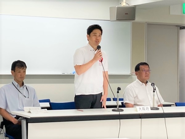 挨拶する吉村大阪府知事と副知事