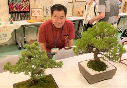 会員作品展を見学する町長1