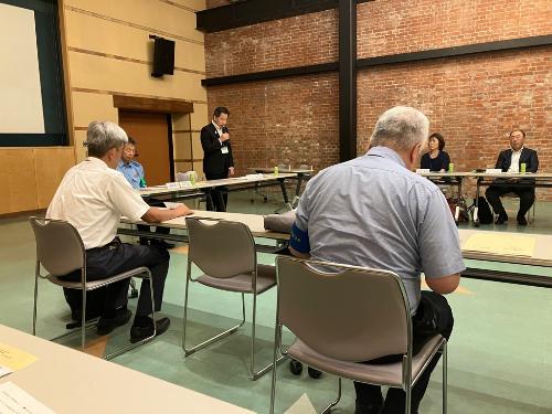 会議での挨拶の様子