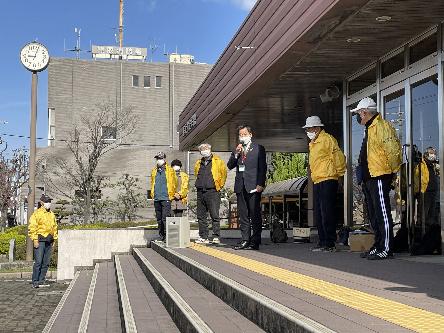 町長が歩こう会の開始にあたり挨拶している写真