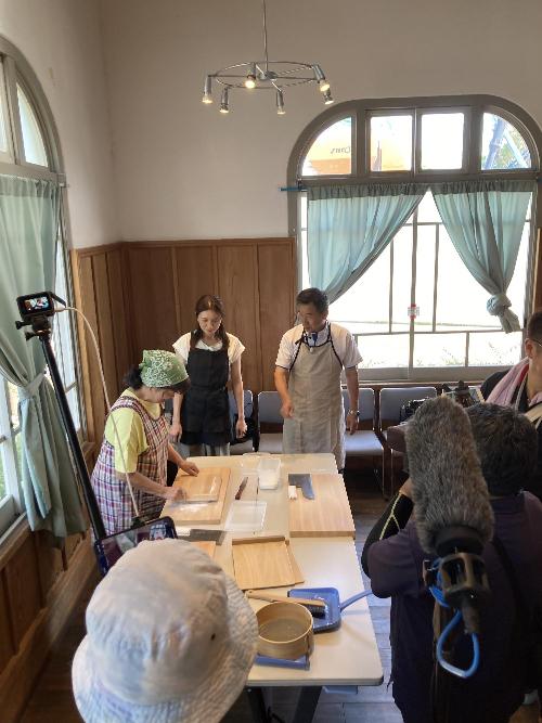 そば打ちを体験する藤原町長