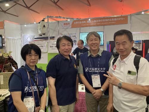 大学ブースの前で皆さんと
