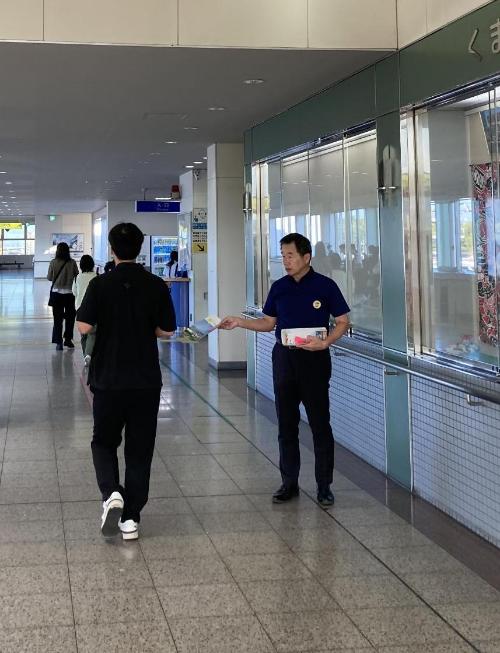 JR熊取駅で広報誌を配布する藤原町長