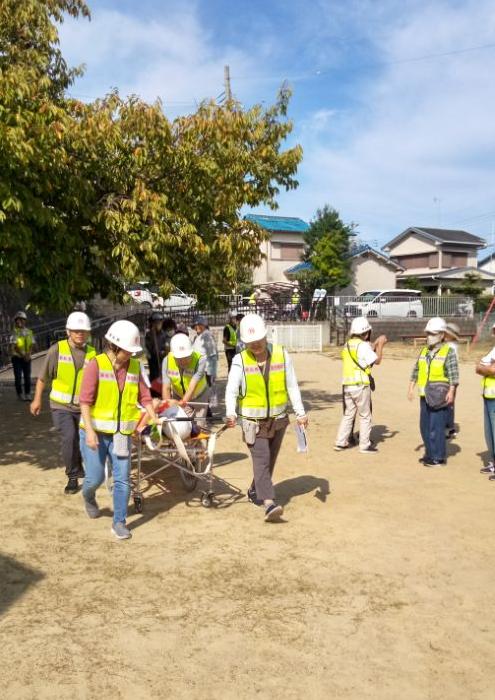 タンカ付きリヤカーで重傷者を搬送する訓練の様子