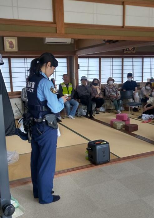 泉佐野警察署員による防犯教室の様子