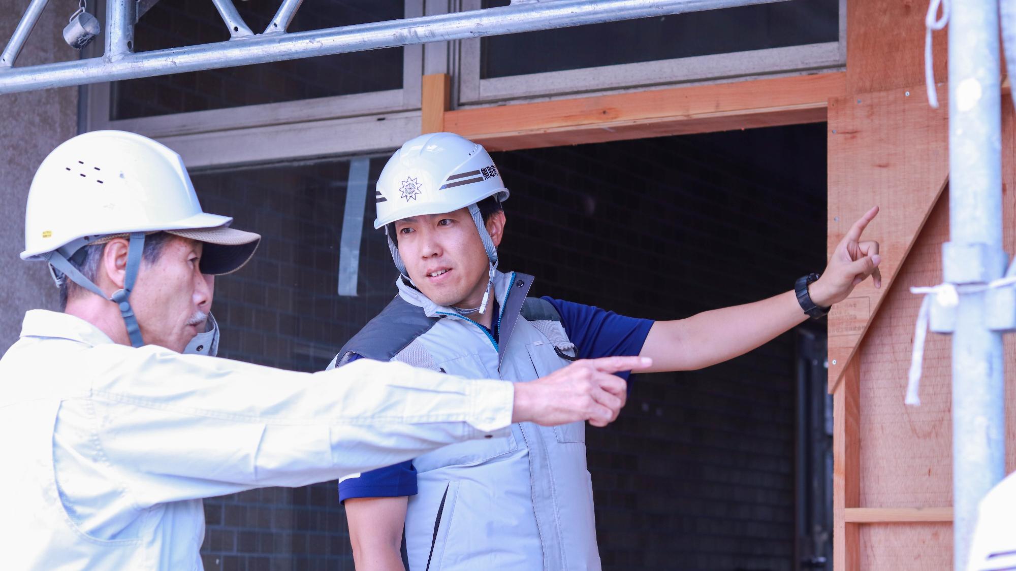工事中の施設を点検する職員の写真