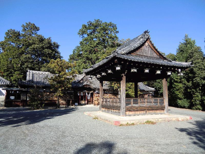 青い空と緑の木々で重厚な佇まいの大森神社入り口を写した写真