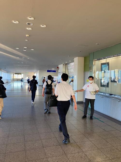 JR熊取駅広報誌配布の様子