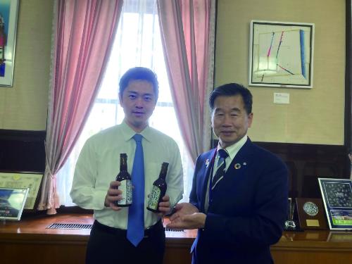 大阪府知事へのブルーベリークラフトビールのPR