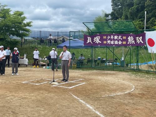 閉会式で挨拶する藤原町長