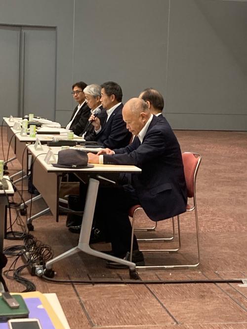 発言する藤原町長