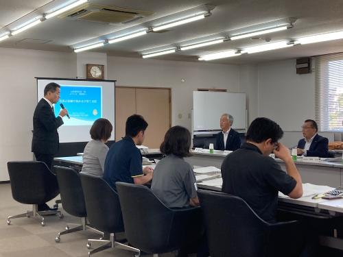 研修の冒頭、挨拶する藤原町長