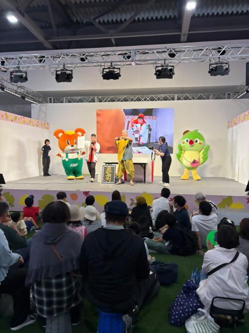 ジャンプ君・メジーナちゃんとじょじょすけさんによるコラボレーションステージの様子