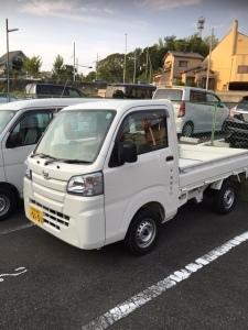 貸出されているオートマチックの軽トラックの写真