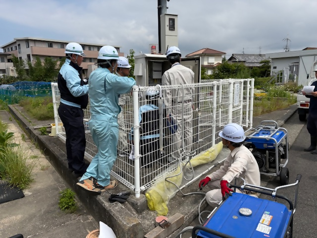 発電機から電力を供給し、マンホールポンプを操作