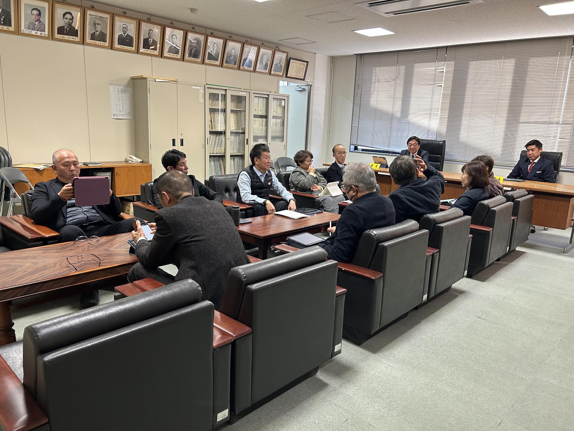 第1回議会カフェを終えて全議員で共有しています