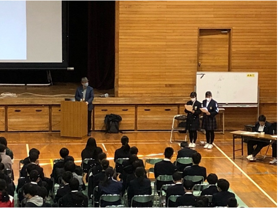 講演会を進行する生徒の写真