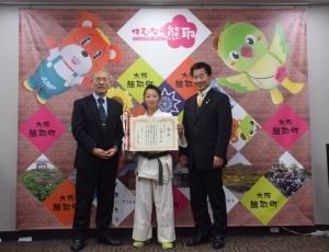町民スポーツ賞を授与された空手着姿の池野君を真ん中に3名で写した写真