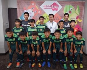 FCマトリックスのメンバーがユニフォームを着て、町長や関係者と並んで写っている集合写真