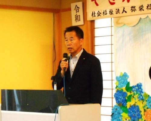 マイクを手に立ちながら話している町長の写真