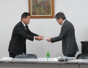 審議会会長へ諮問をしている町長の写真