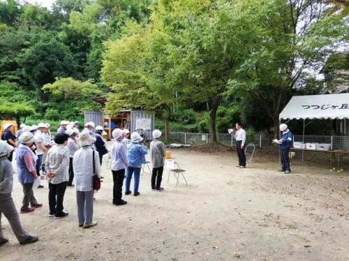 拡声器を持ち話す町長とそれを聞く参加者の写真