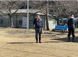 見出川清掃活動前に挨拶をする町長