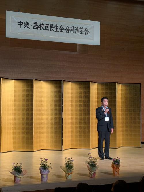 1曲披露する藤原町長