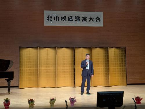 1曲披露する藤原町長