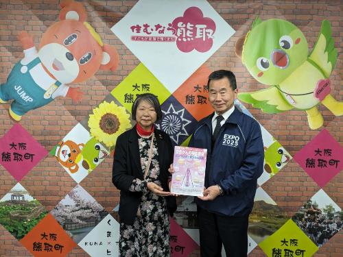 記念撮影するピンクリボン富尾さんと藤原町長