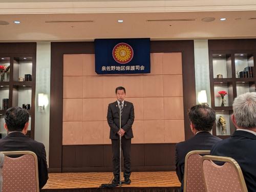 泉佐野地区保護司会1市2町交流会で挨拶する藤原町長