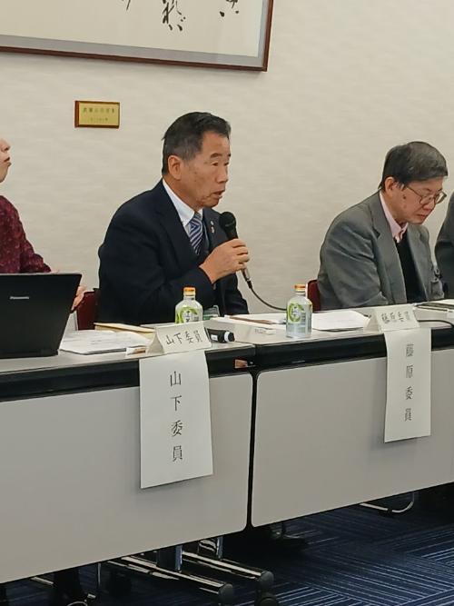 会議で発言する藤原町長