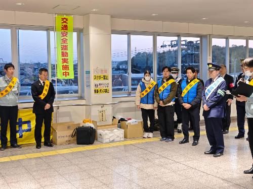 街頭キャンペーン終了後、参加者で集まっている様子