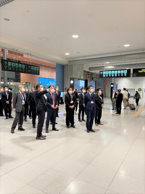 関西国際空港T1リノベーション視察の様子2
