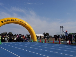 ロードレースのスターターを務める町長