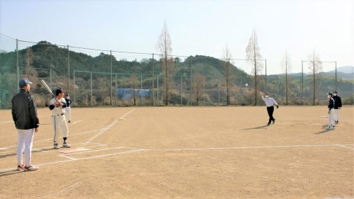 始球式でボールを投げる町長