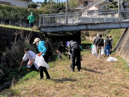 見出川清掃の様子